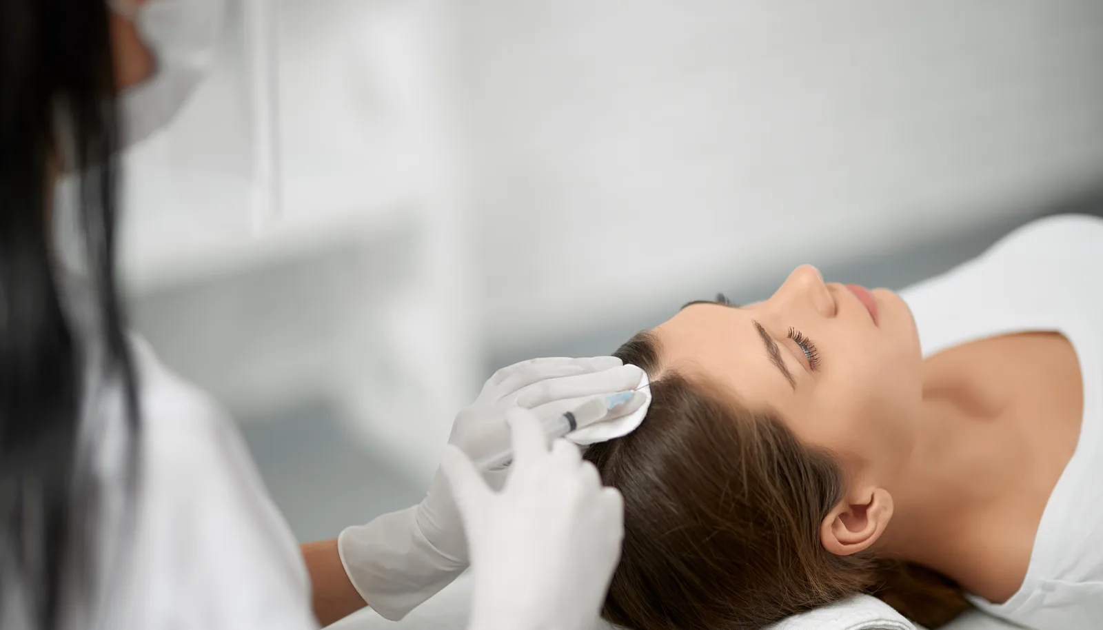 Illustrative clinical scalp procedure in a treatment setting