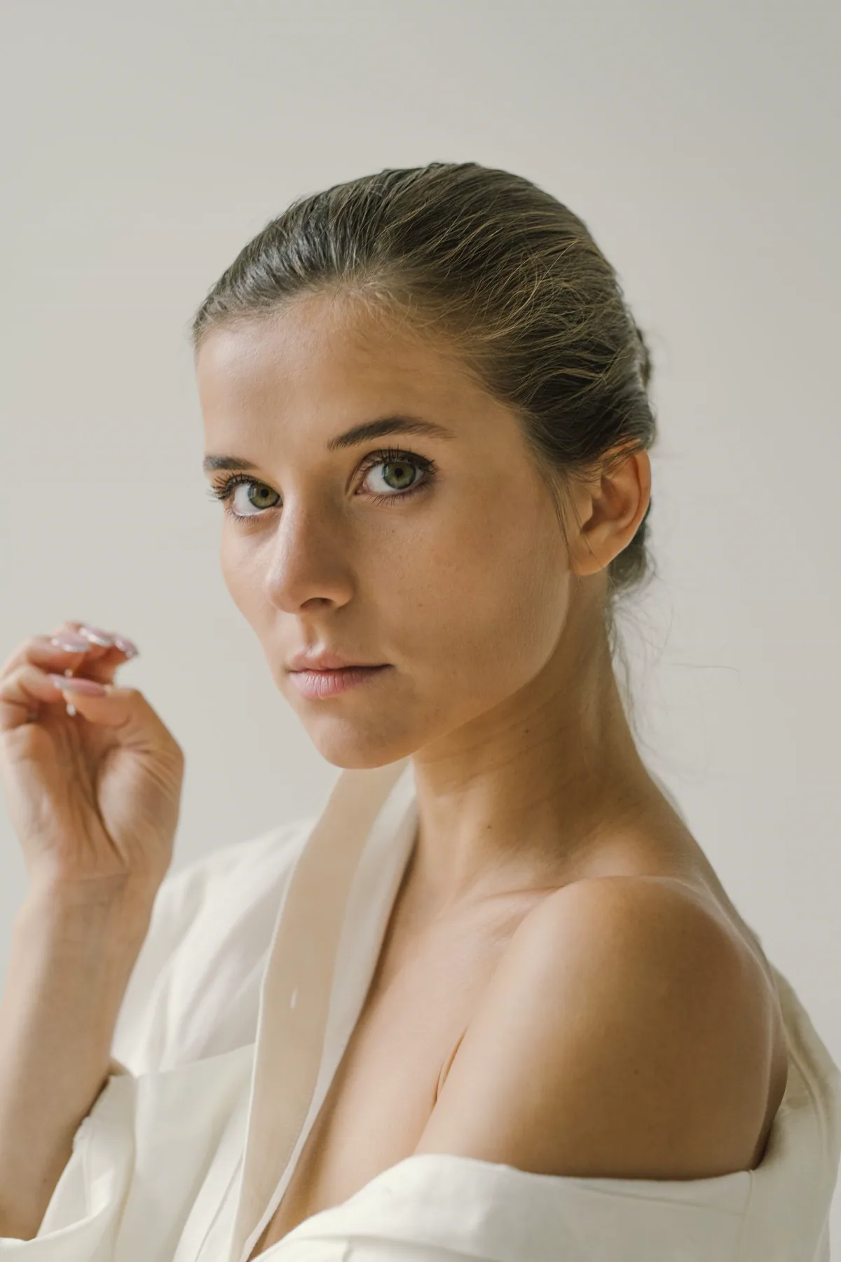 Beauty portrait illustrating chin and lower-face proportion
