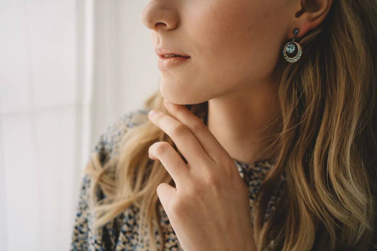 Beauty portrait showing jawline contour and lower-face profile
